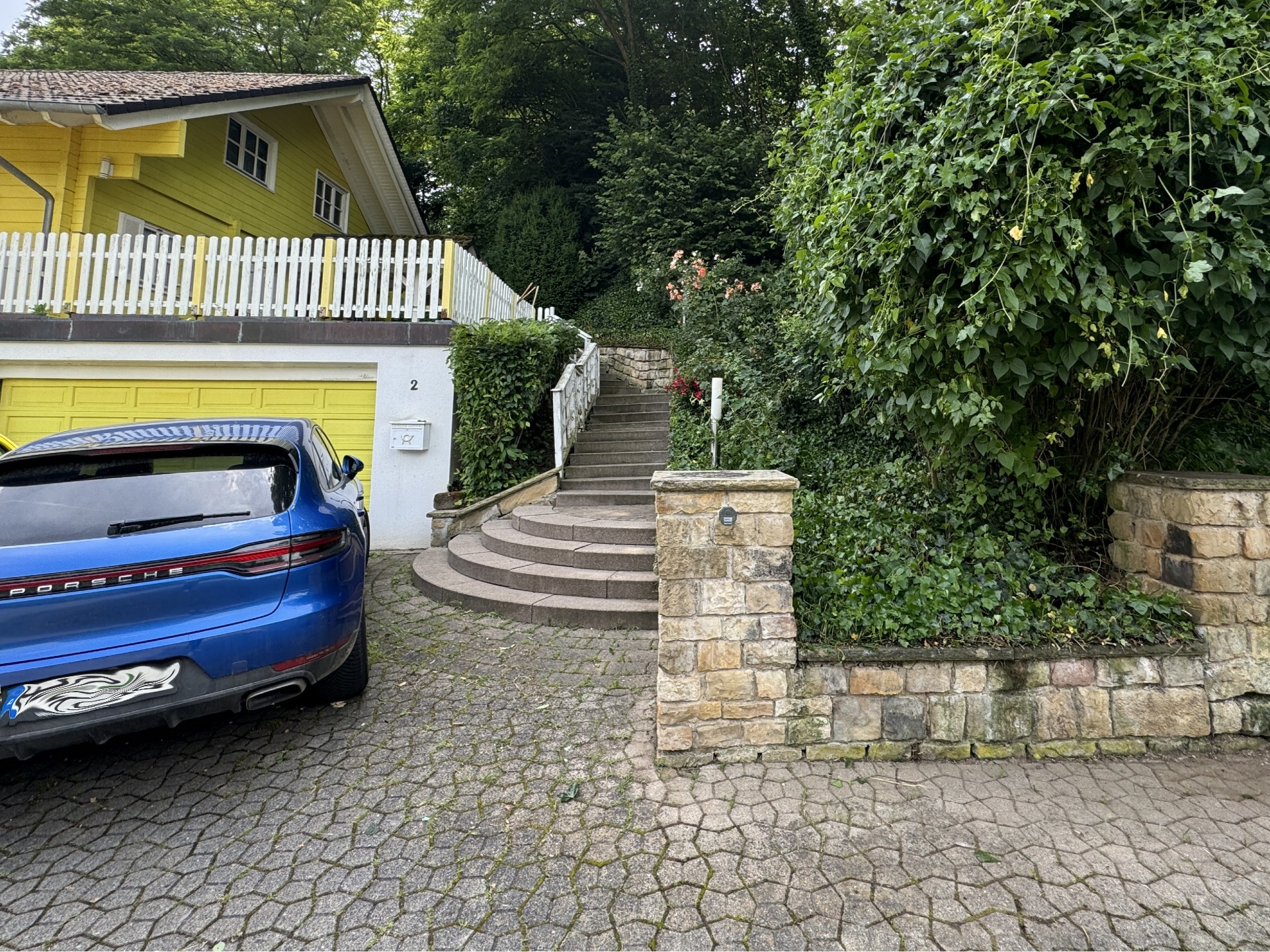 Freigelegte Treppenanlage nach der Gartenpflege