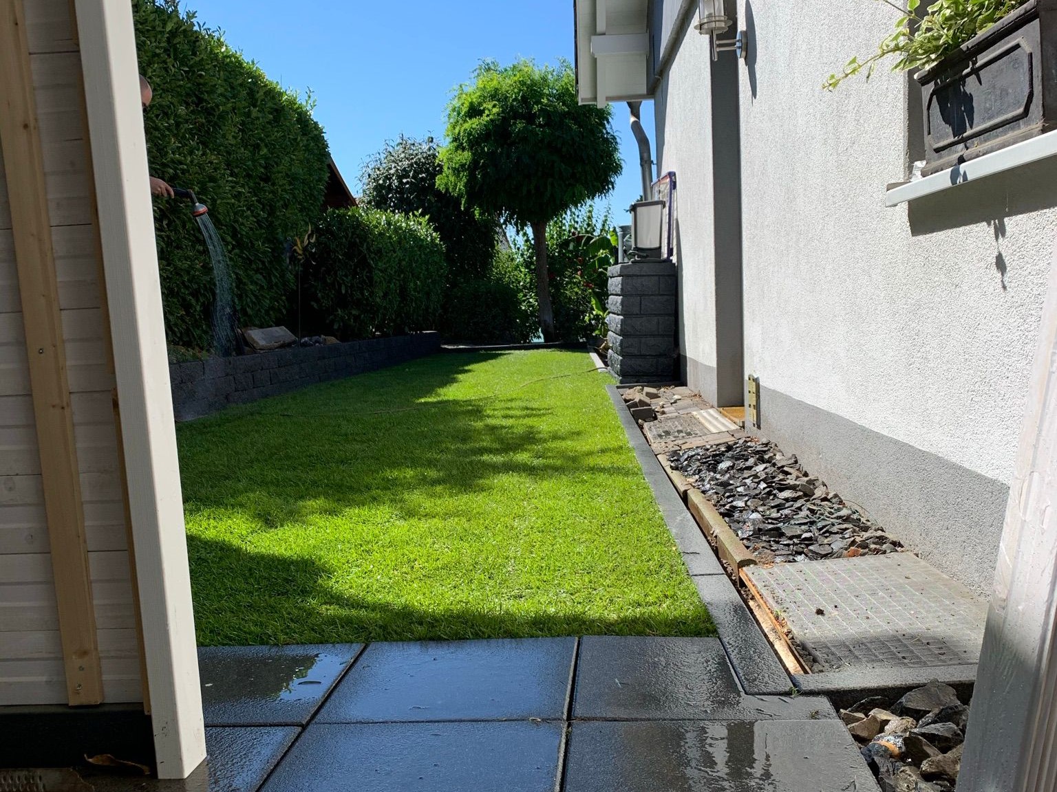 Gepflegte Gartenanlage mit frisch angelegter Rasenflaeche