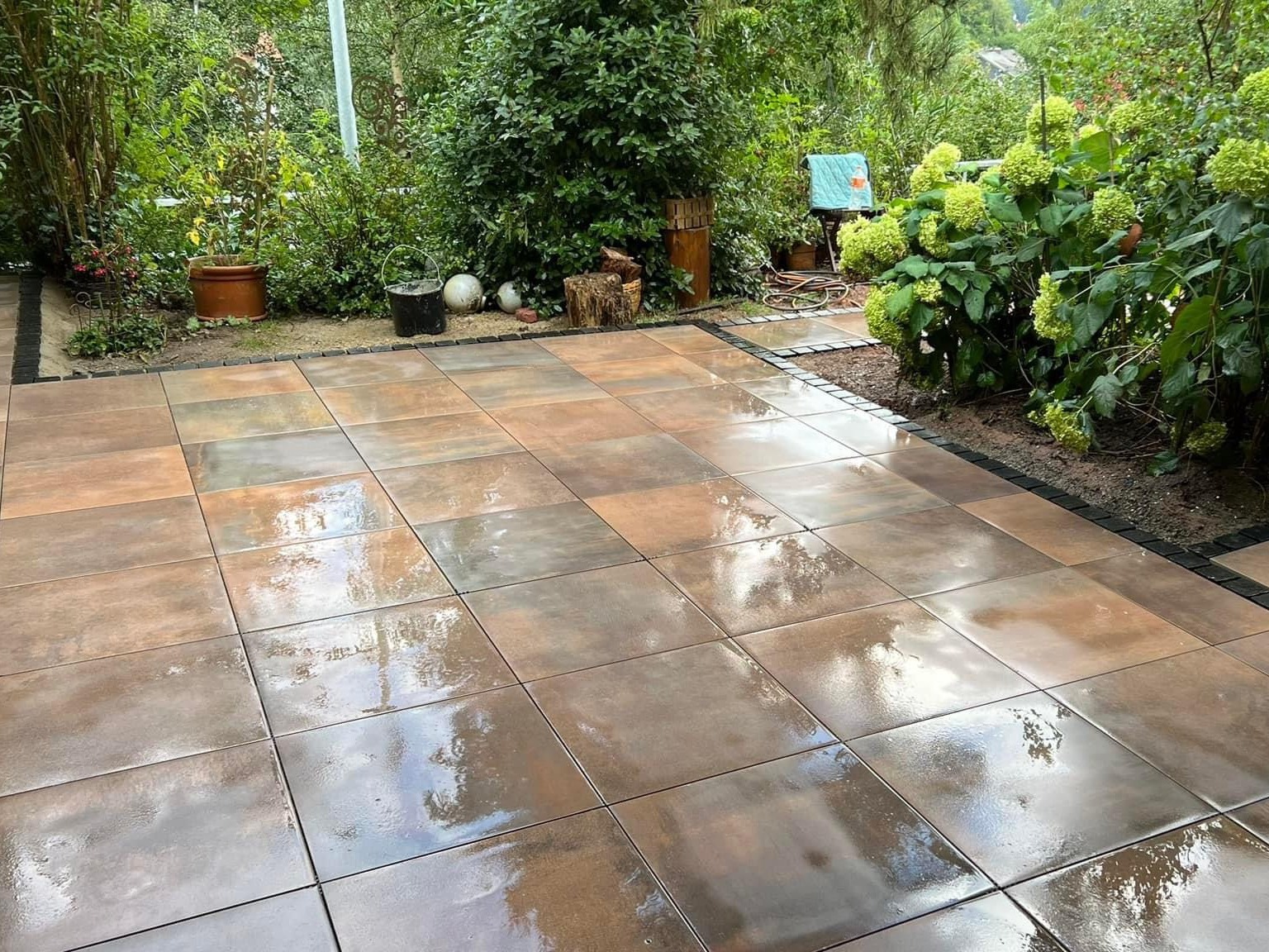 Gereinigte Terrassenflaeche in einer Gartenanlage