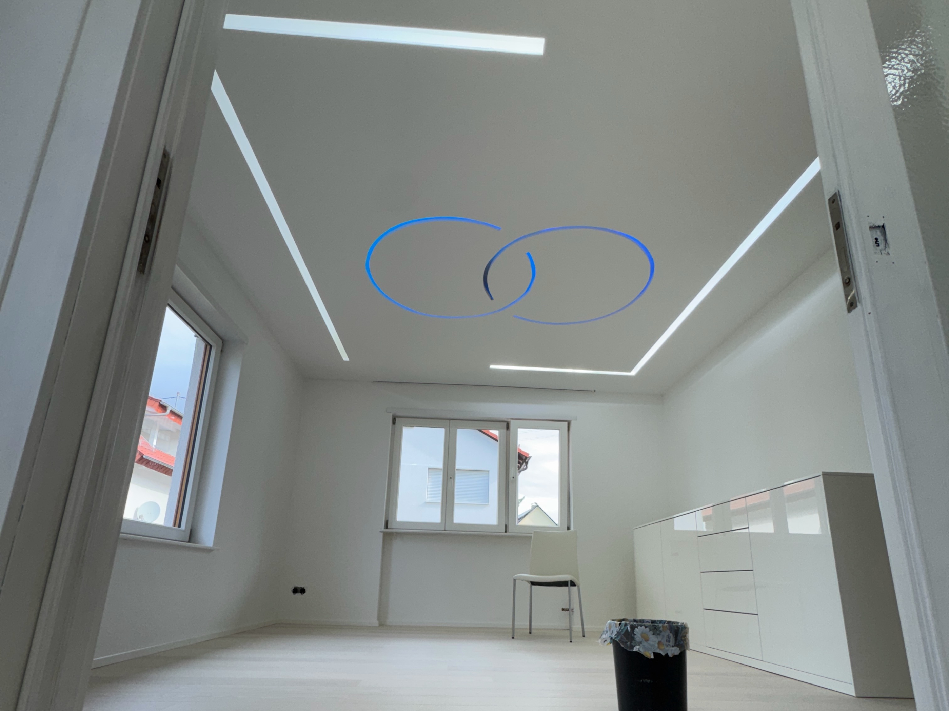 Innenausbau mit integrierter Deckenbeleuchtung